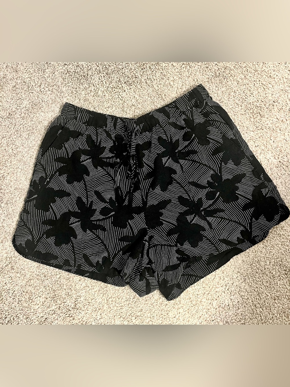 Universal Thread Black Floral Print Pull On Shorts